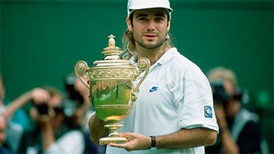 L'auteur du livre Open André Agassi lors de sa première victoire Grand Slam à Wimbledon en 1992