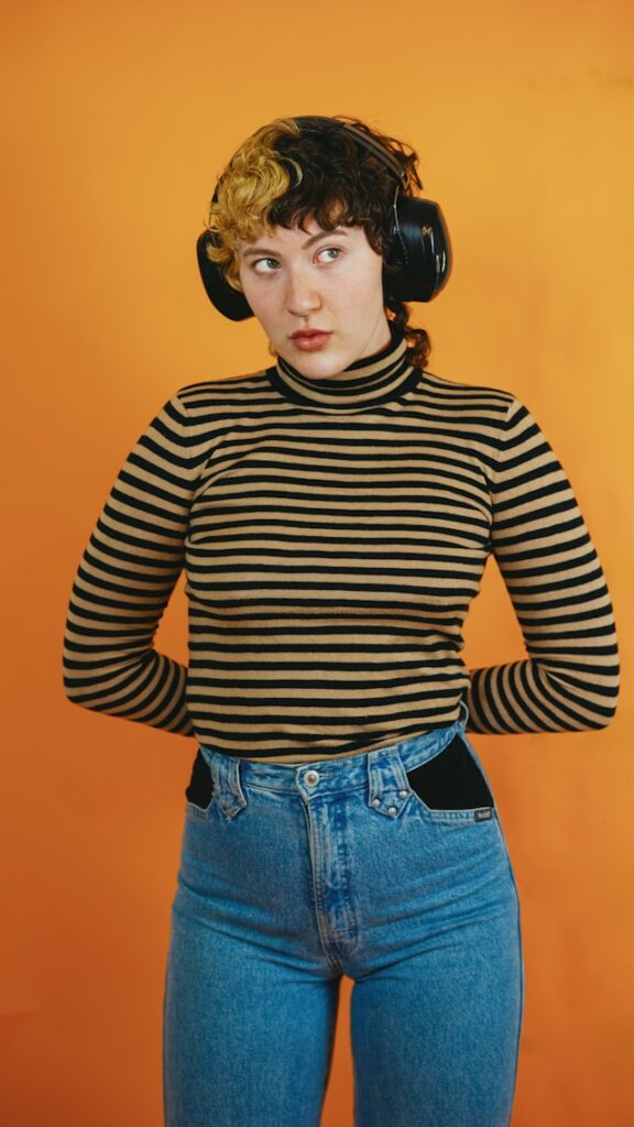 Jeune femme debout