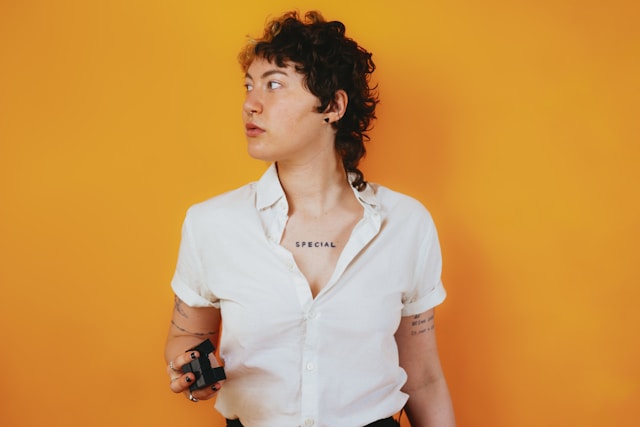 Spéciale : jeune femme avec un tatouage