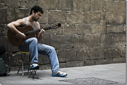 Guitariste à Barcelone qui joue la musique pour se faire fortune