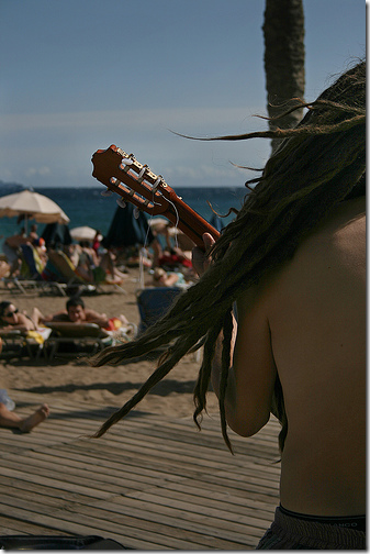 Guitariste sur la plage de Barcelone pour se faire fortune