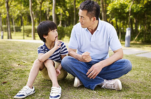 Un père discutant avec son fils - Parler pour que les enfants écoutent