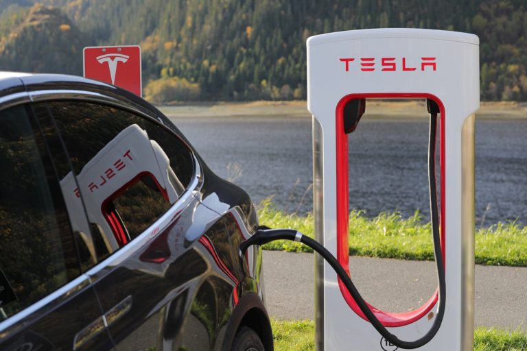 Une voiture Tesla à un poste de recharge Tesla