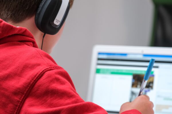 La fabrique du crétin digital Éducation numérique : un ado devant un écran à l'école