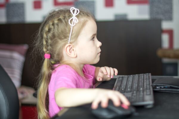 Enfant devant un écran d'ordinateur