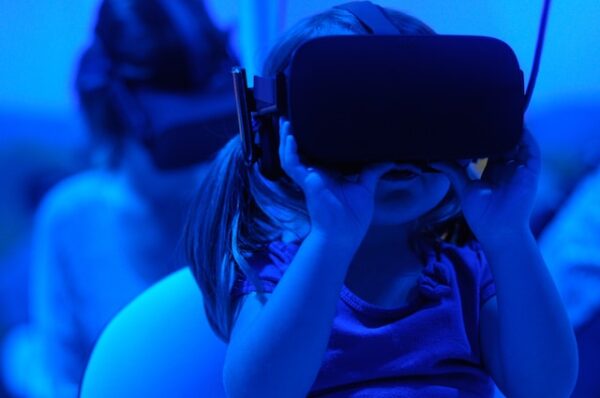 La fabrique du crétin digital Enfant portant des lunettes de réalité virtuelle