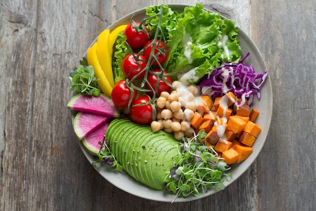 Manger des fibres et des légumes avant chaque repas