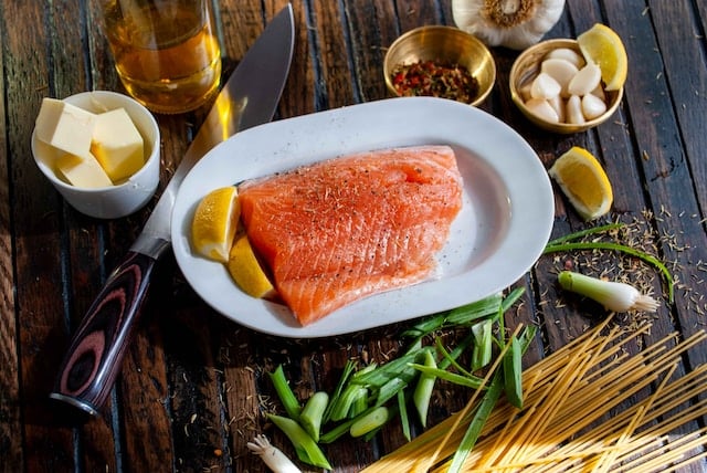 Manger sain, des lipides : une assiette de saumon