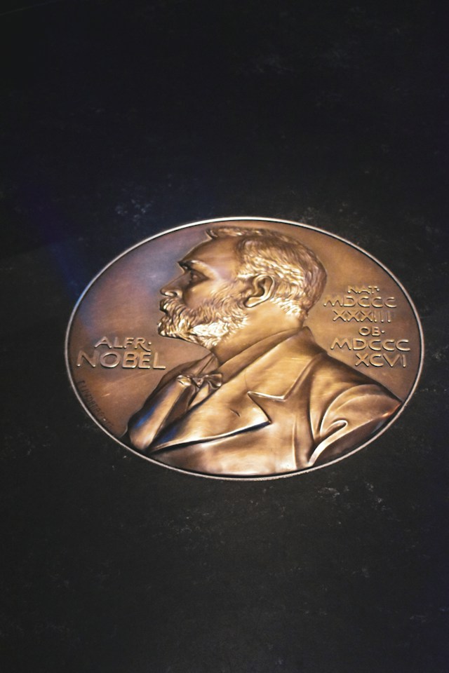 John Nash reçoit le prix Nobel d'économie en 1994.
